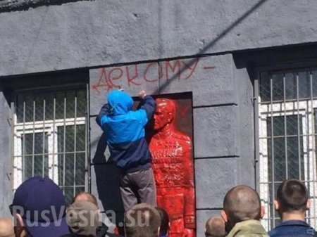 В Одессе вандалы-неонацисты изуродовали мемориальную доску маршалу Жукову (ФОТО)