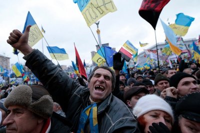 Майданщики валят друг на друга вину за то, что пенсионеры Украины копаются  ...