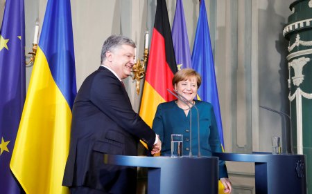 Вызвали на ковёр: зачем Меркель пригласила Порошенко в Берлин