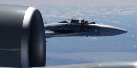 Военные США выложили фото сближения самолета RC-135 с российским Су-27 над  ...