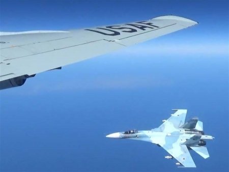 Военные США выложили фото сближения самолета RC-135 с российским Су-27 над Балтикой