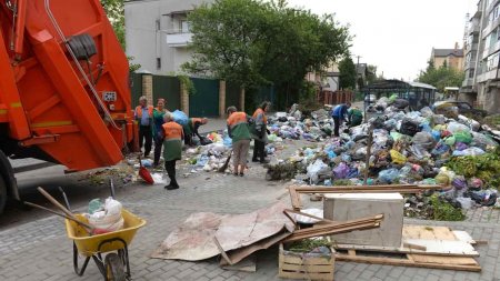 «Бандеровский мусор»: Львов усиленными темпами очищается от завалов бытовых отходов