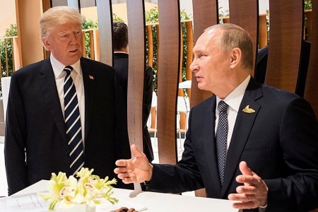 Язык жестов и рукопожатий G20: Трамп робко потрогал Путина по плечу, а Мэй поклонилась