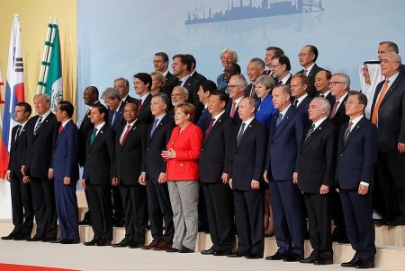 Язык жестов и рукопожатий G20: Трамп робко потрогал Путина по плечу, а Мэй поклонилась