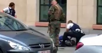 В Брюсселе мужчина с ножом напал на военных