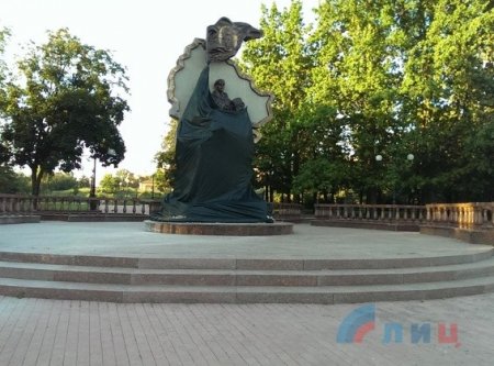 Взрыв произошел в центре Луганска, поврежден памятник защитникам ЛНР