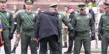 Охрана Порошенко обыскала офицеров ВСУ перед парадом на День независимости