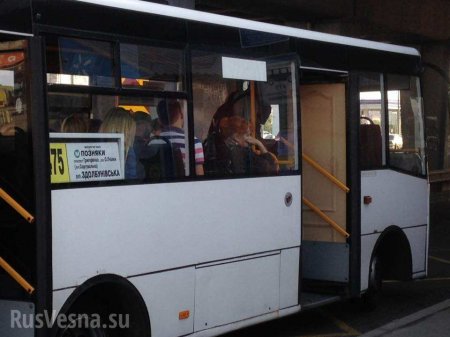Чем богаты: в Киеве на маршрутку установили межкомнатную дверь (ФОТО, ВИДЕО)