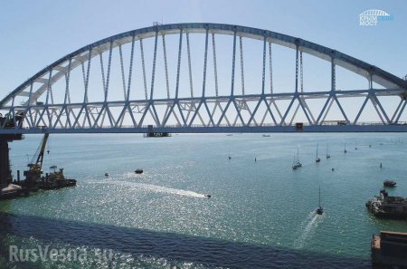 Парусная регата прошла под аркой Крымского моста (ФОТО, ВИДЕО)