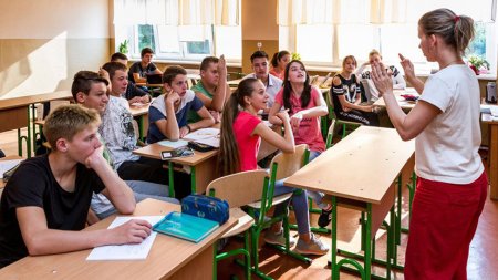 Неконституционная мова: европейские активисты призвали Порошенко отменить новый закон об образовании