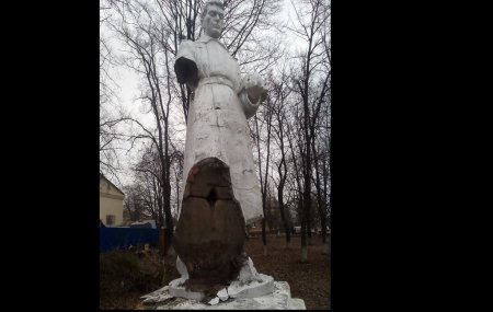 В Кировоградской области Украины вандалы повредили памятник советским солдатам