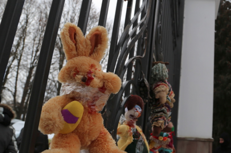 Члены «Правого сектора» принесли к храму на западе Украины игрушки, окропле ...
