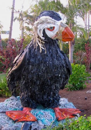 Скульптуры морских обитателей из пластикового мусора, прибитого к берегу