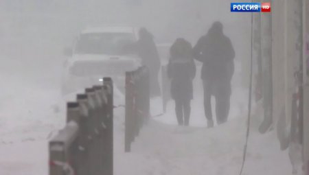 На Сахалине бушует метель: дороги перекрыты, авиарейсы отменены