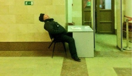 В Брянске стал популярным спящий охранник ж/д вокзала