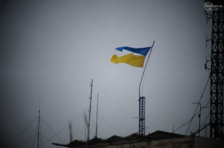 Знаковый разрыв большого флага Украины произошёл в Мариуполе