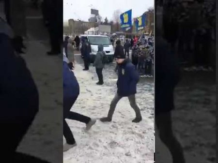 Националисты в Киеве не пускают россиян к избирательным участкам