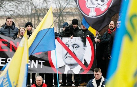 Сторонники Саакашвили провели митинг у дома Порошенко