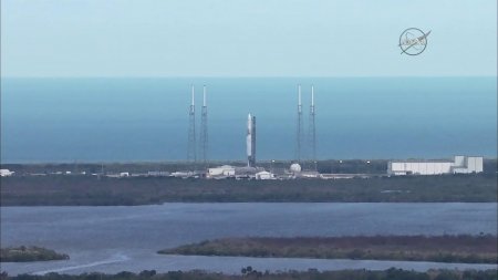 Ракета Falcon 9 успешно вывела на орбиту корабль Dragon с грузом для МКС