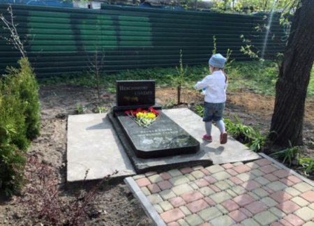 Жители Киева восстановили разрушенный участниками «майдана» памятник героям ...