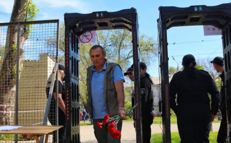 Вооруженные сбушники и бронетехника: что происходит в Одессе в годовщину трагедии в Доме Профсоюзов