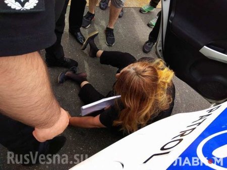 В Киеве жёстко задержали одну из организаторов «Бессмертного полка» (ФОТО)
