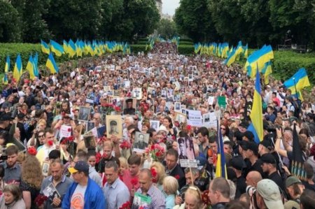 "Скрытая форма протеста". Почему с каждым годом на "Бессмертный полк" в Украине выходит все больше людей