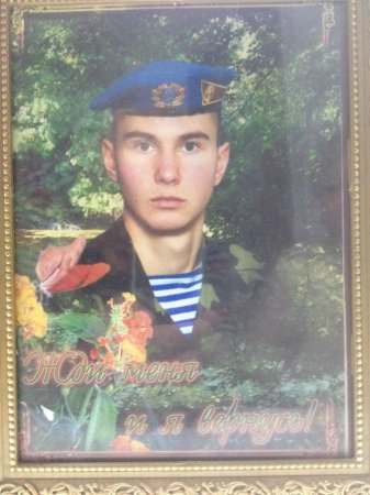 «Он был неконфликтным, в политику не лез». Мать убитого в Одессе десантника о смерти своего сына узнала от журналистов