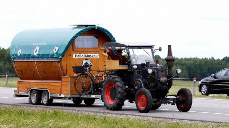 Приехавший из Германии на тракторе болельщик похвалил российский дороги