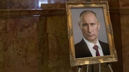 Кто и зачем разместил портрет Владимира Путина в здании Капитолия в США?