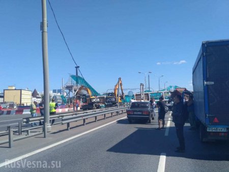 На трассе под Москвой рухнул пешеходный переход (ФОТО, ВИДЕО)