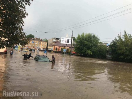 Львов тонет, машины плывут: город затопил мощный ливень (ФОТО, ВИДЕО)