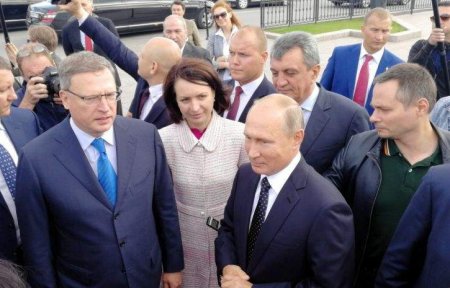 Путин пообщался с жителями Омска и сделал с ними селфи