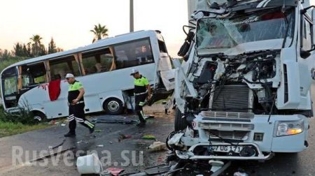 Автобус с российскими туристами попал в аварию в турецкой Анталье (ФОТО, ВИДЕО)