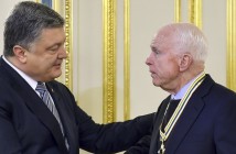Порошенко предложил переименовать киевскую улицу в честь Маккейна