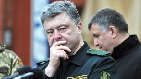 В сети высмеяли Порошенко за передачу сертификатов украинской армии