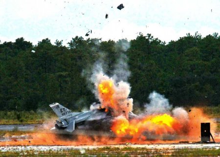 Истребитель F-16 взорвался, повредив ещё несколько самолётов (+ФОТО)