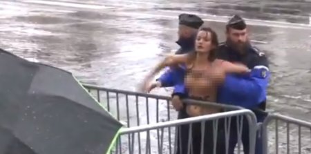 Участница Femen выбежала на дорогу перед кортежем Трампа