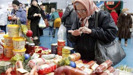Майдан победил: Украинцы больше половины своих доходов тратят на еду (ИНФОГРАФИКА)