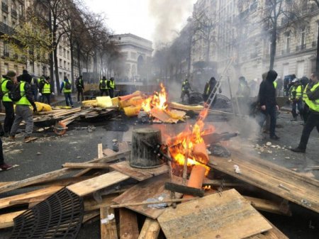 Король вернулся в догорающий Париж: Макрон и глава МВД осмотрели разрушения после погромов (ФОТО, ВИДЕО)