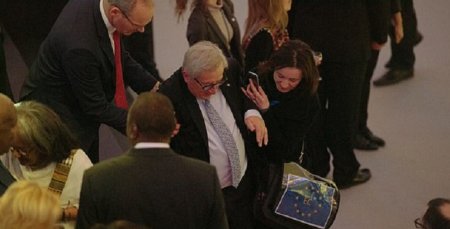 В ЕС объяснили фото, на которых Юнкера ведут под руки