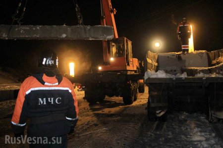 Опубликованы кадры с места подрыва железнодорожного моста в Донецке (ВИДЕО)
