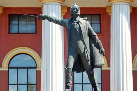 В Киеве, в рамках декоммунизации, снесли памятник Суворову