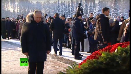 Путин возложил цветы на Пискаревском кладбище в память о жертвах блокады Ле ...