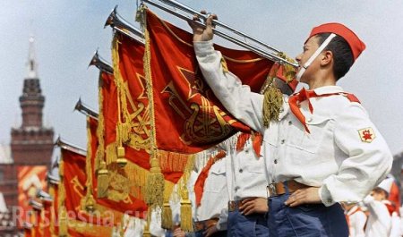 Американские школьники встали под звуки гимна СССР (ВИДЕО)