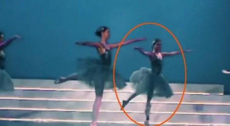 С виду обычная девушка из балета, но только приглядевшись видно, что её ноги из современных протезов