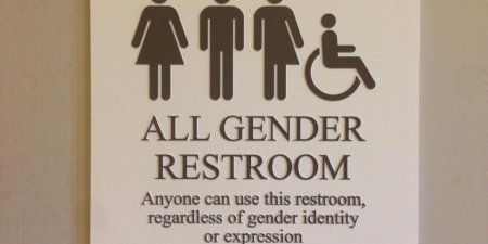Группа школьников подает в суд на школу из-за трансгендерных(общих) туалето ...
