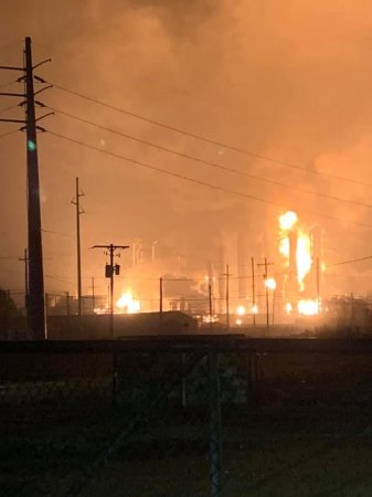 Мощный взрыв прогремел на нефтехимическом заводе в США (ФОТО, ВИДЕО)