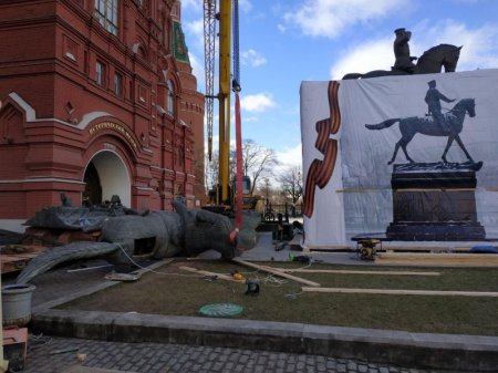 Загадка недели: в Москве внезапно демонтировали оригинальный памятник Жукову, заменив другим. Что это было?
