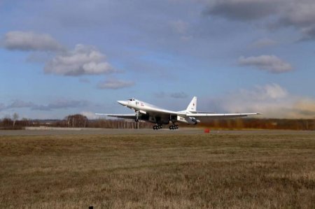 Два модернизированных ракетоносца Ту-160 переданы Минобороны России